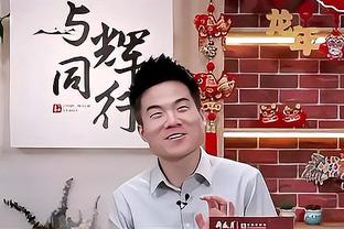 快点回来？！周琦在篮下静静观看队友赛前热身